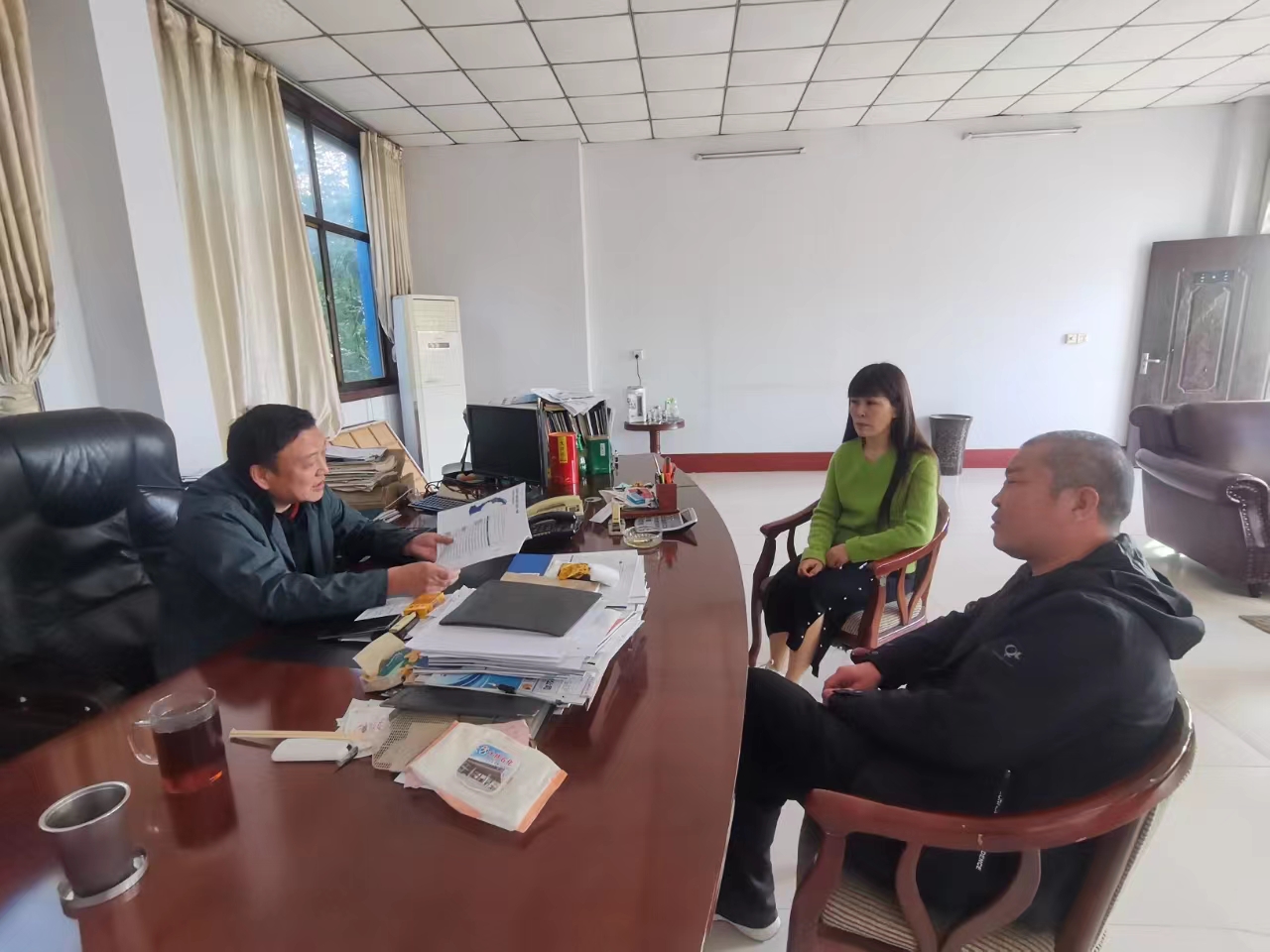 木欒司法所與公司對(duì)接，提供“點(diǎn)對(duì)點(diǎn)”、“訂單式”常態(tài)化司法精準(zhǔn)服務(wù)，助力企業(yè)發(fā)展。